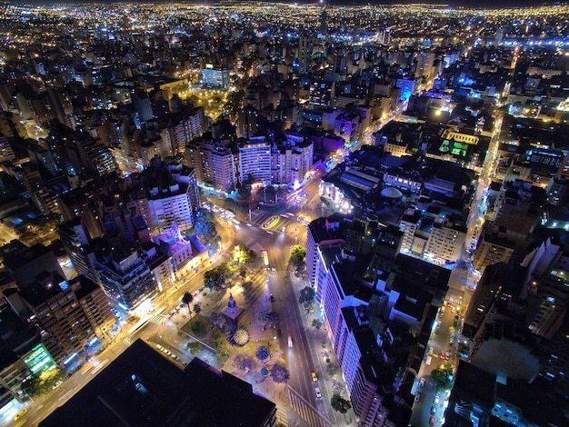 Vista ad alto angolo del paesaggio cittadino illuminato di notte