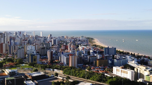 Vista ad alto angolo del paesaggio urbano dal mare contro il cielo