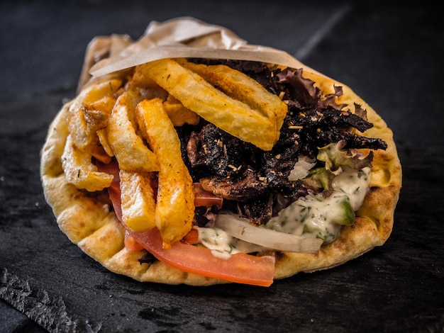 Vista ad alto angolo del panino sul piatto contro uno sfondo nero