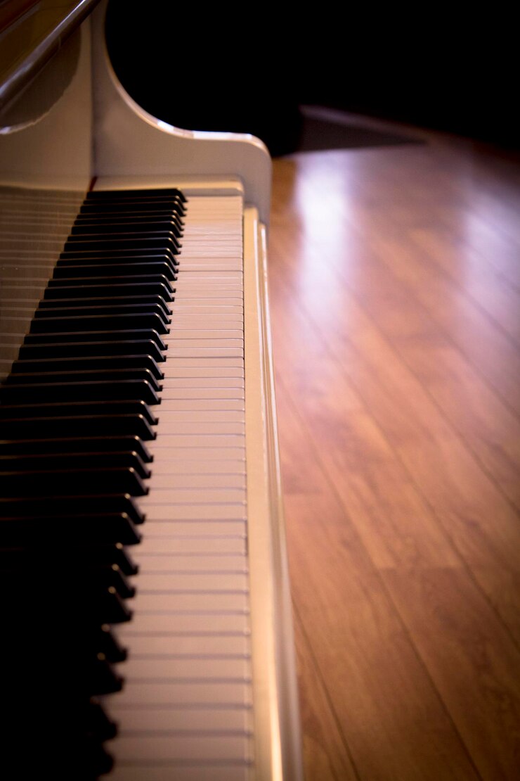 Foto vista ad alto angolo del pianoforte a coda a casa