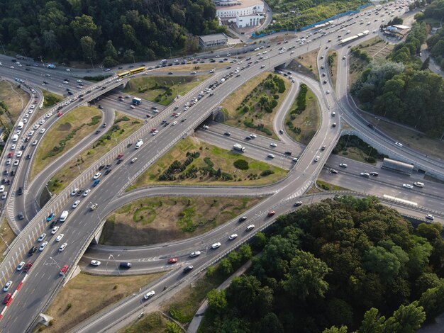 Vista ad alto angolo del ponte autostradale in città