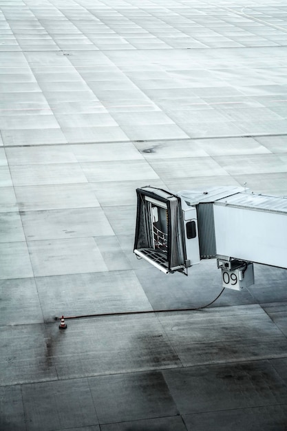 Vista ad alto angolo del ponte di imbarco dei passeggeri all'aeroporto