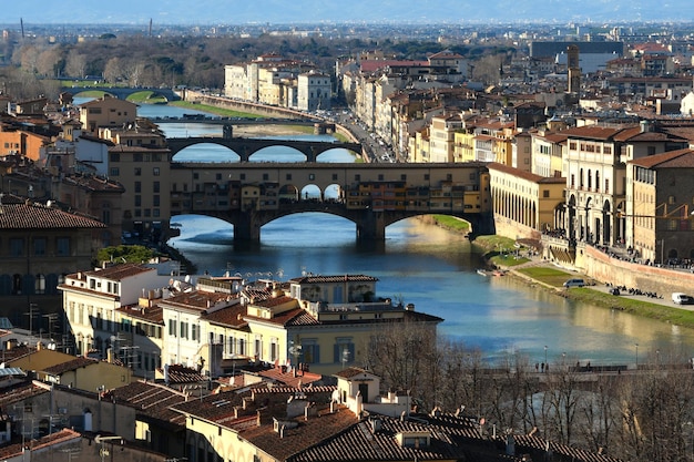 Vista ad alto angolo del ponte sul fiume in città