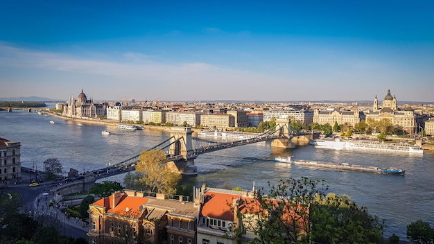 Vista ad alto angolo del ponte sul fiume in mezzo agli edifici della città