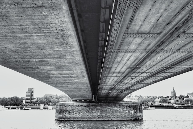 Vista ad alto angolo del ponte sul fiume