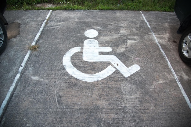 Vista ad alto angolo del segnale di accesso per sedie a rotelle sulla strada