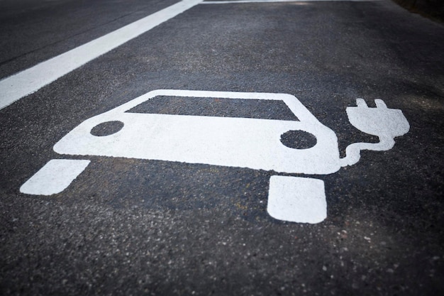 Vista ad alto angolo del segnale di efficienza energetica su strada