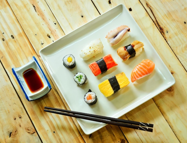 Vista ad alto angolo del sushi servito in piatto sul tavolo
