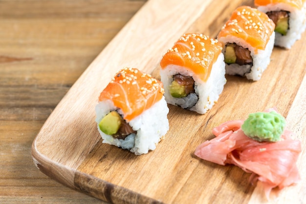 Vista ad alto angolo del sushi su un vassoio di legno sul tavolo