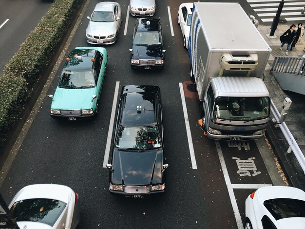 Vista ad alto angolo del traffico in strada