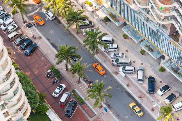 Vista ad alto angolo del traffico su strada in città