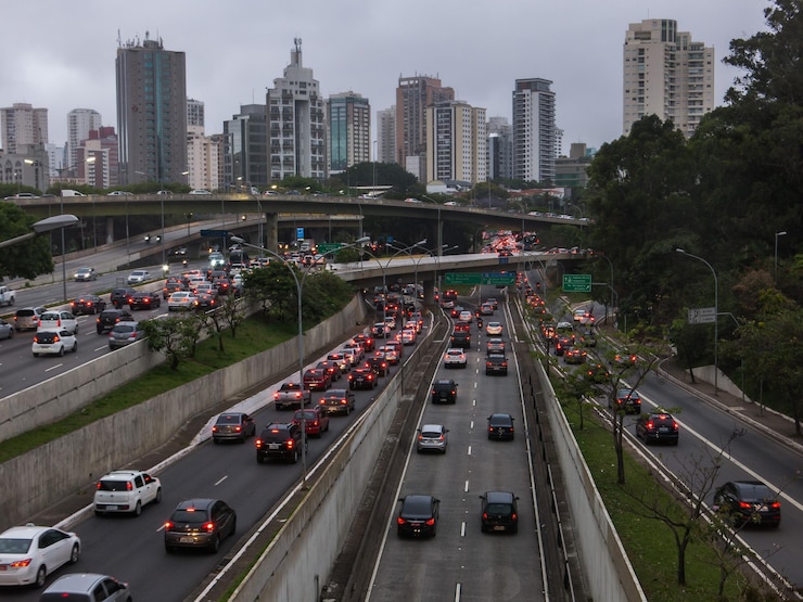 Foto vista ad alto angolo del traffico sulla strada tra gli edifici della città
