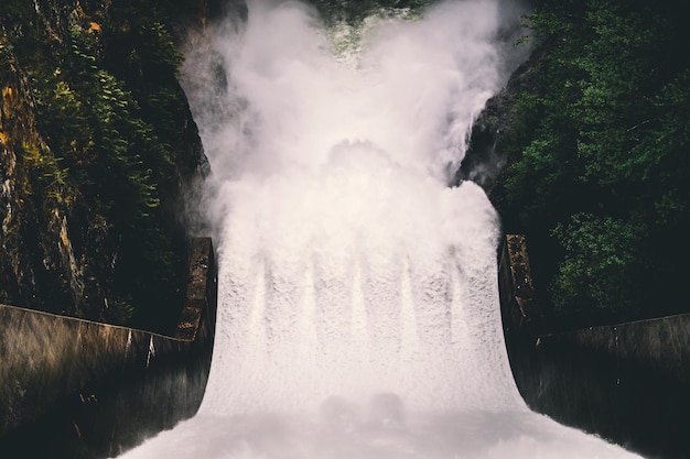 Vista ad alto angolo dell'acqua che scorre nella diga