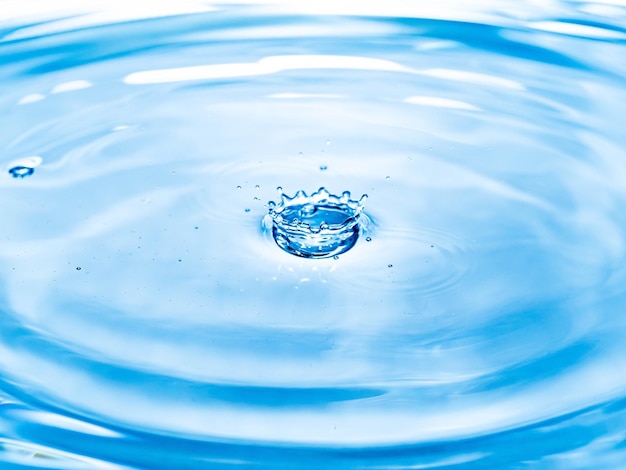Vista ad alto angolo dell'acqua ondulata