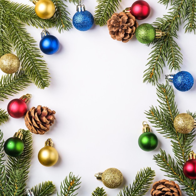 Vista ad alto angolo dell'albero di Natale sul tavolo