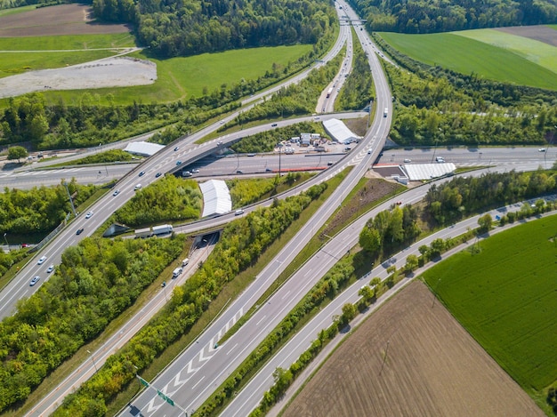 Vista ad alto angolo dell'autostrada in mezzo al campo