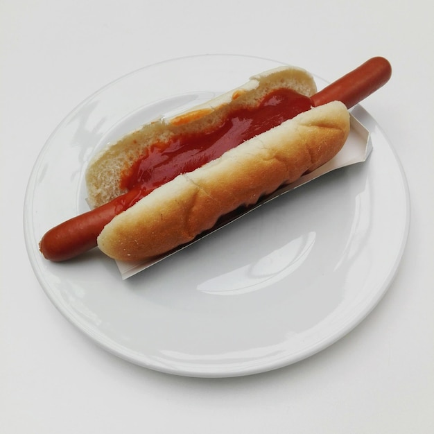 Vista ad alto angolo dell'hot dog sul piatto