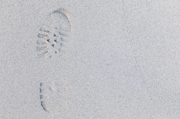 Vista ad alto angolo dell'impronta di una scarpa sulla sabbia