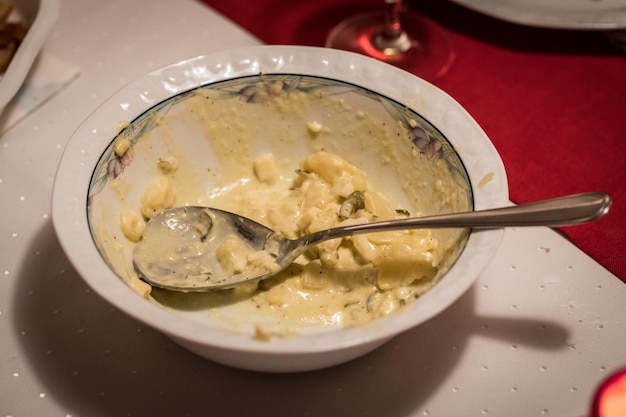 Vista ad alto angolo dell'insalata di patate in una ciotola sul tavolo