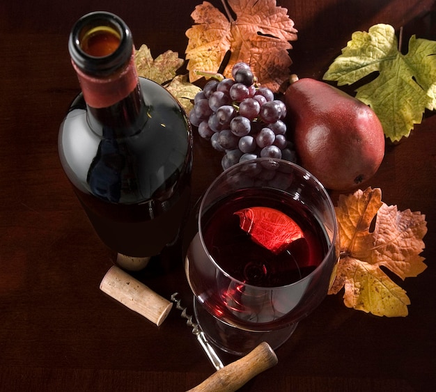Vista ad alto angolo della bottiglia di vino e del bicchiere