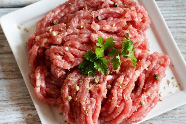 Vista ad alto angolo della carne nel piatto sulla tavola