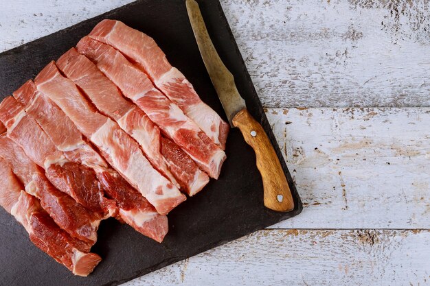 Vista ad alto angolo della carne sul tavolo da taglio