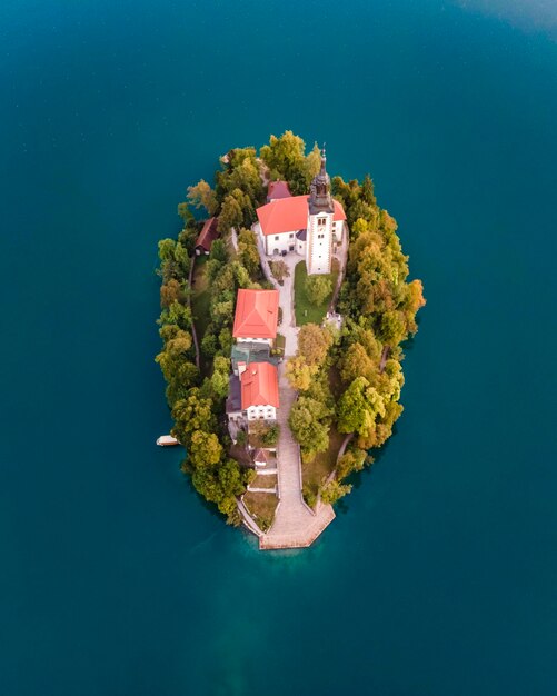 Vista ad alto angolo della casa dal mare contro un cielo blu limpido