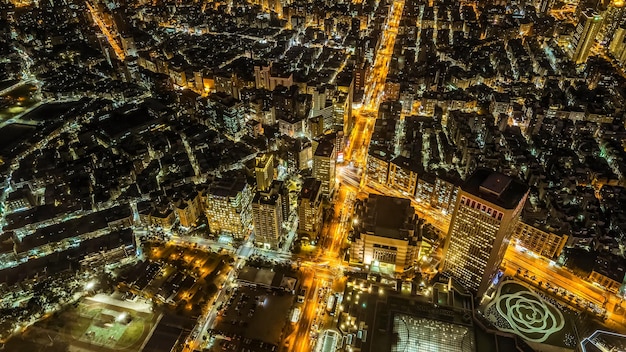 Vista ad alto angolo della città illuminata di notte