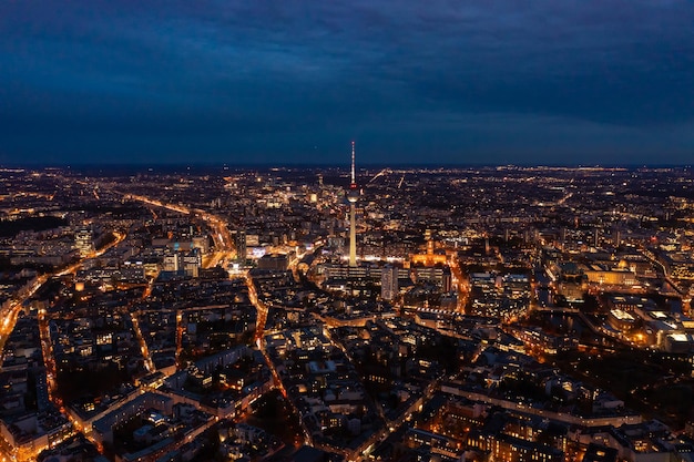 Vista ad alto angolo della città illuminata di notte