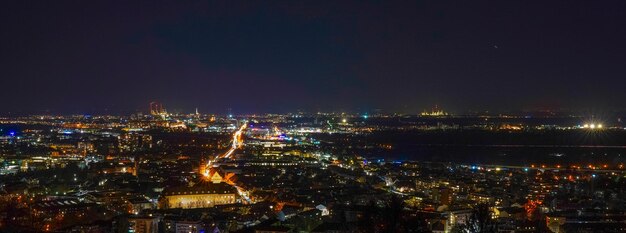 Vista ad alto angolo della città illuminata di notte
