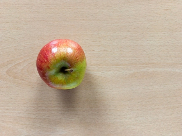 Vista ad alto angolo della mela su un tavolo di legno