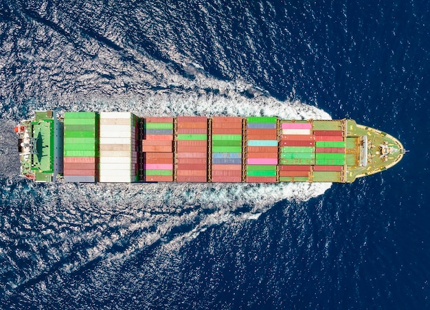 Vista ad alto angolo della nave in mare