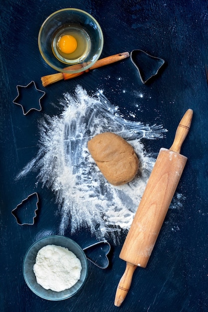 Vista ad alto angolo della pasta dei biscotti