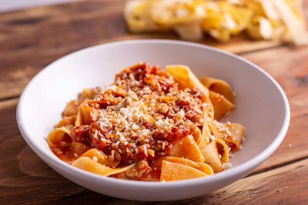 Vista ad alto angolo della pasta in una ciotola sul tavolo