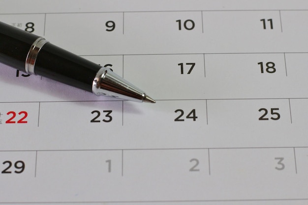Vista ad alto angolo della penna sul calendario