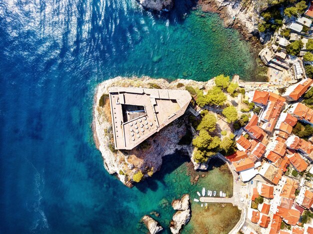 Vista ad alto angolo della piscina dall'edificio