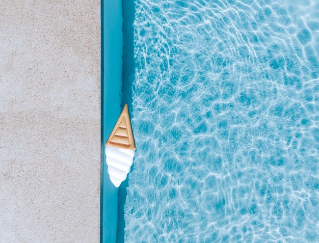 Vista ad alto angolo della piscina