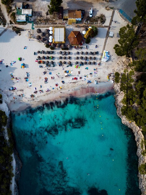 Vista ad alto angolo della piscina