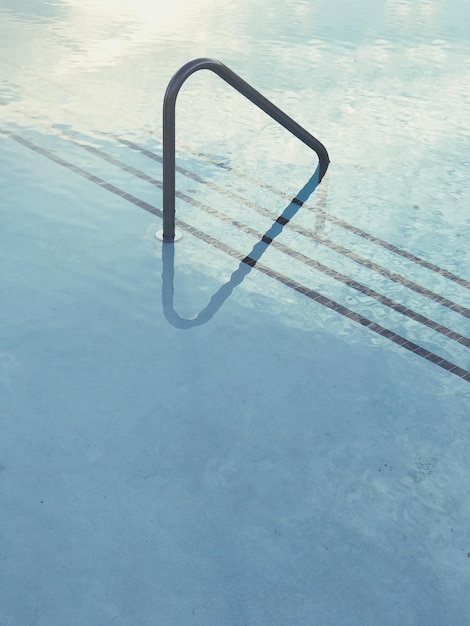 Vista ad alto angolo della piscina