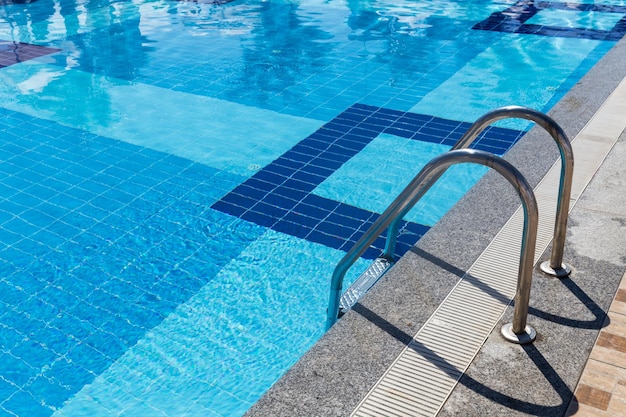 Vista ad alto angolo della piscina