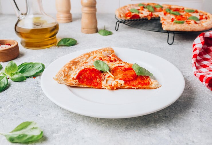 Foto vista ad alto angolo della pizza sul tavolo