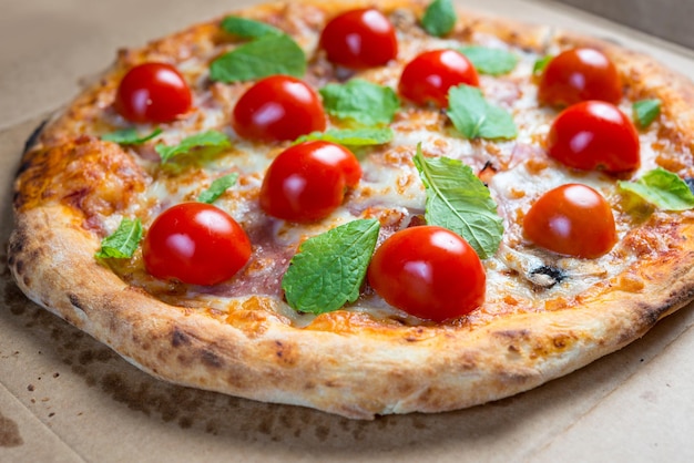 Vista ad alto angolo della pizza sul tavolo