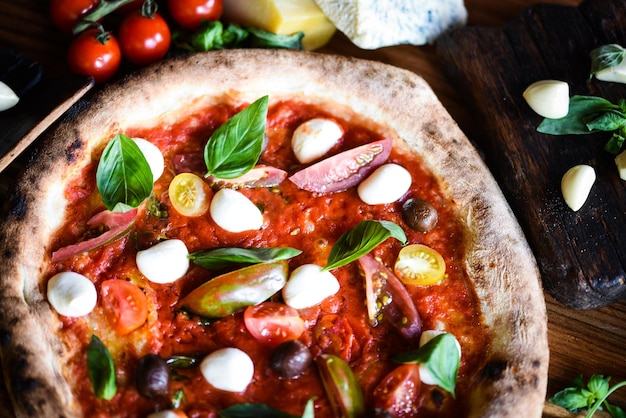 Vista ad alto angolo della pizza sul tavolo