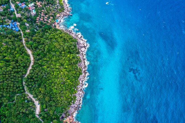 Vista ad alto angolo della riva del mare