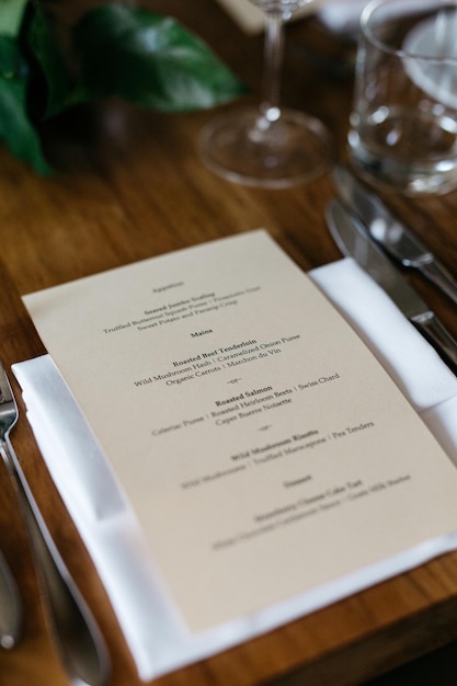 Vista ad alto angolo della scheda del menu sul tavolo del ristorante