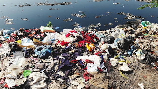 Vista ad alto angolo della spazzatura in acqua