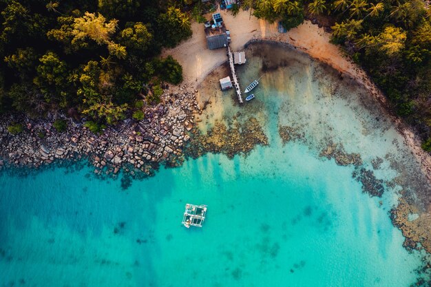 Vista ad alto angolo della spiaggia e dell'isola tropicale