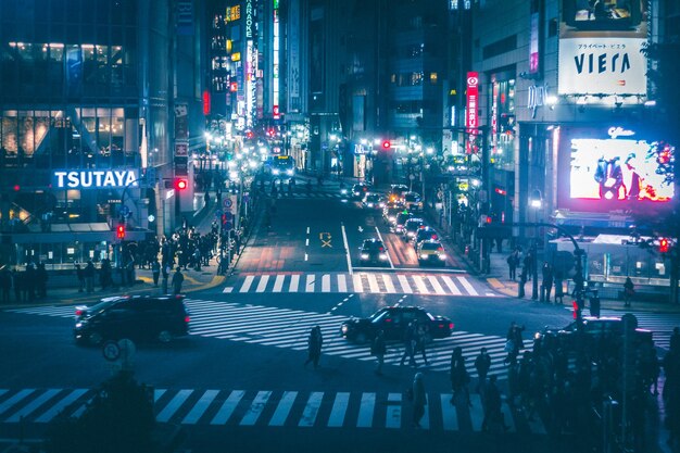 Vista ad alto angolo della strada della città di notte