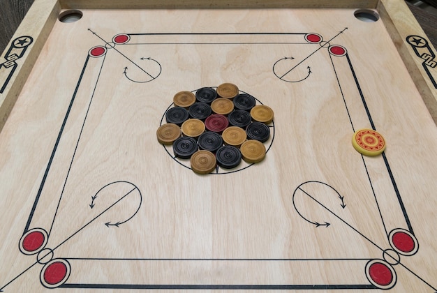 Vista ad alto angolo della tavola di carrom