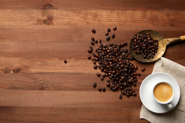 Vista ad alto angolo della tazza di caffè sul tavolo